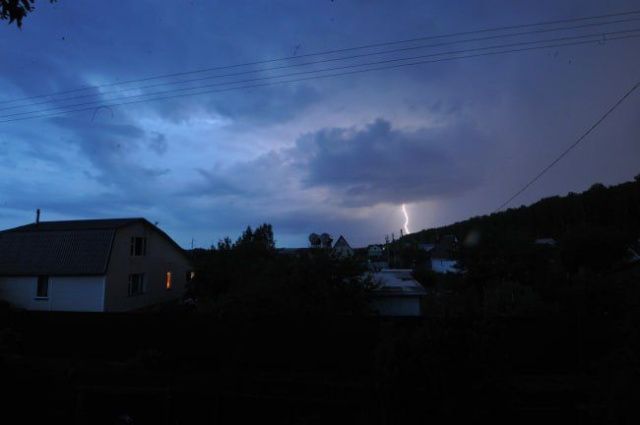 Молния ударила в дом в пригороде Якутска и он загорелся