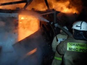 В Зырянке сгорело двухэтажное здание