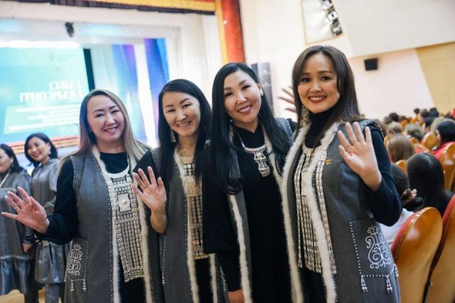 Айсен Николаев отметил роль женщин в сохранении и развитии традиционных духовно-нравственных устоев