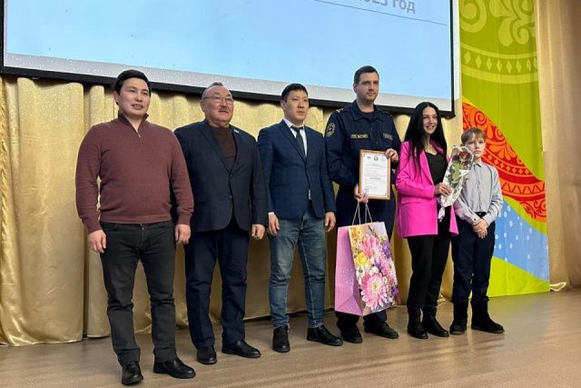 В Томпонском районе многодетные и молодые семьи получили сертификаты на улучшение жилищных условий