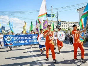 В Якутске порядка 2 тысяч человек объединило шествие-парад в День семьи, любви и верности