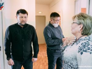 Евгений Григорьев осмотрел пункт временного размещения беженцев в Якутске