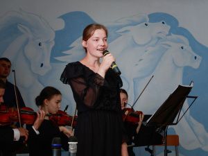 В исправительных колониях № 1 и 6 выступили музыканты на скрипках и виолончели 