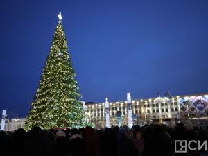 В Якутске состоялась торжественная церемония зажжения первой новогодней елки в стране