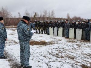 В Якутии сотрудники УФСИН провели тактико-строевое занятие по отработке действий при пресечении массовых беспорядков среди осужденных 