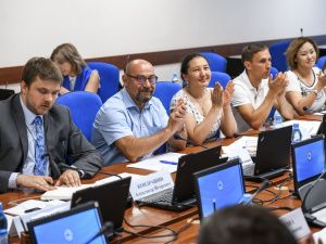 Айсен Николаев наградил лучших работников торговли