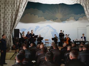 В исправительных колониях № 1 и 6 выступили музыканты на скрипках и виолончели 