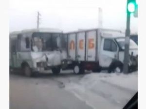 В Якутии произошло жесткое ДТП с участием автобуса и грузовика