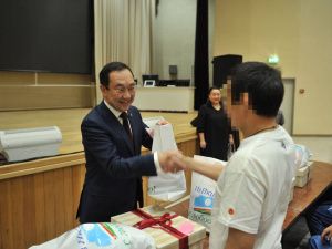 Айсен Николаев посетил раненых якутян в госпитале имени Вишневского