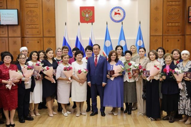 Айсен Николаев вручил государственные награды матерям Якутии