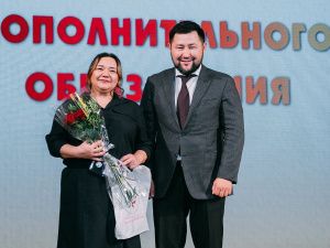 Евгений Григорьев поздравил работников дополнительного образования города Якутска