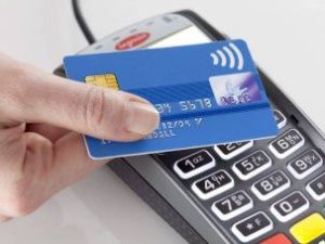 Безработная женщина нашла и потратила деньги с чужой банковской карты