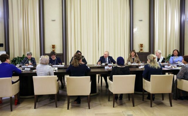 Владимир Путин поручил тиражировать в стране опыт Якутии по организации мер поддержки семей участников СВО