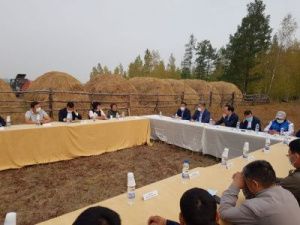 Фотофакт: Глава Якутии проводит совещание на открытом воздухе