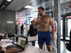 «Мясорубка» ветеранов и главное противостояние. В Бишкеке стартует чемпионат мира по мас-рестлингу