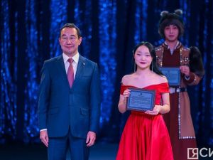 10 лучших школьников по итогам 2024 года наградили на Елке главы Якутии