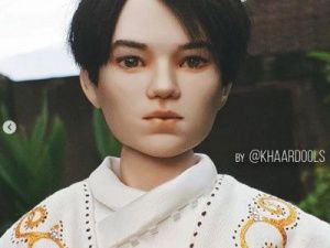 На первом концерте в Москве Димашу Кудайбергенову вручили куклу якутской мастерицы