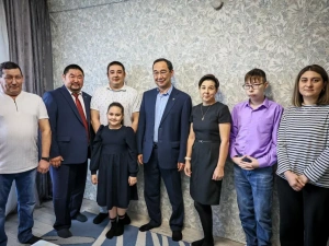 Глава Якутии встретился с семьей военнослужащего в Олекминске