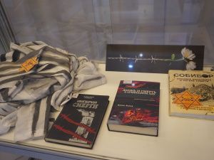 В ДДН открылась выставка, посвященная памятным датам истории 