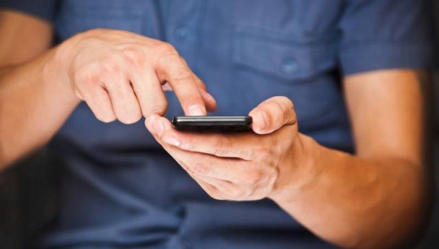 Житель Якутии полчаса разговаривал с мошенниками. С его карты сняли 37 тысяч рублей