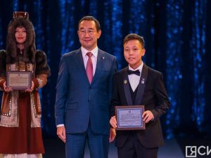 10 лучших школьников по итогам 2024 года наградили на Елке главы Якутии