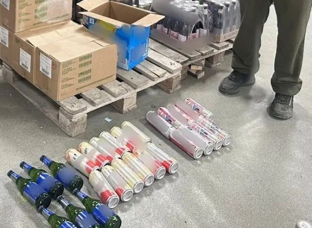 Полицейские Амгинского района изъяли более 12 литров просроченного алкоголя в местном магазине
