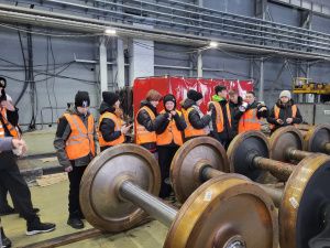 Школьникам из Алдана провели экскурсию в депо «Железных дорог Якутии»