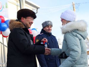 В Якутии в поселке Нижний Бестях вручили ключи от квартир детям-сиротам
