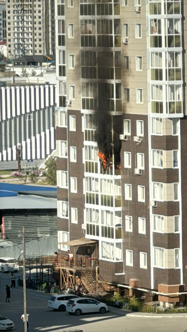 Пожар в многоквартирном доме: Женщина в крайне тяжелом состоянии