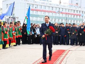 Глава Якутии Айсен Николаев возложил цветы к памятнику Платону Ойунскому