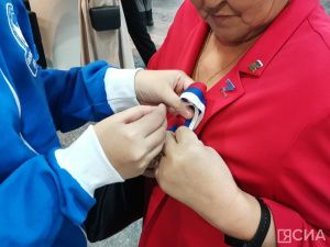 «Волонтёры Победы» раздали жителям Якутска ленты в цветах флага России