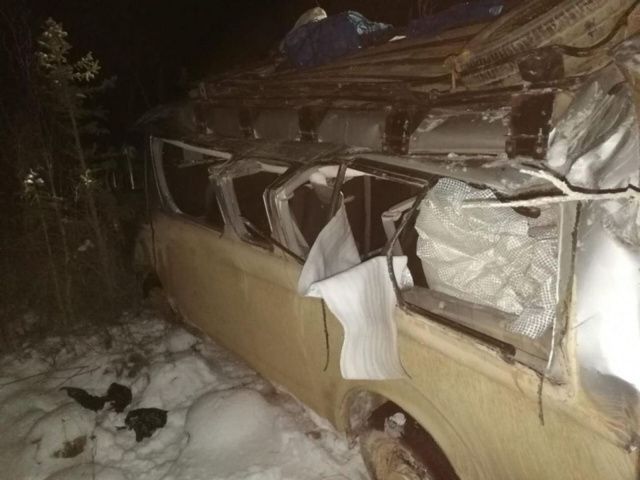 В Якутии слетел в кювет и перевернулся микроавтобус с пассажирами