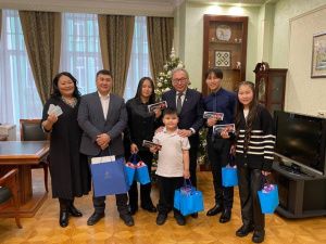 Новогоднее пожелание семьи раненого бойца исполнили сотрудники представительства Якутии в Москве
