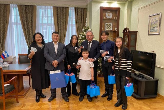 Новогоднее пожелание семьи раненого бойца исполнили сотрудники представительства Якутии в Москве