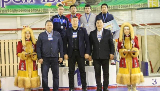 В Чурапче прошел республиканский турнир по вольной борьбе