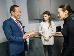Айсен Николаев навестил подопечных Айту и Настю в рамках проекта наставничества