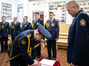 Молодые сотрудники отдела по конвоированию приняли Присягу