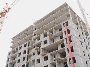 Евгений Григорьев осмотрел строительство дома для маневренного фонда