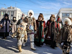 1700 человек прошлись в национальных костюмах по центру Якутска