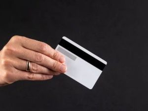 В Якутске женщина нашла банковскую карту и расплачивалась ею в магазинах