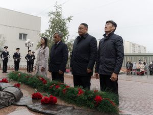 В Якутске возложили цветы в память об окончании Второй мировой войны