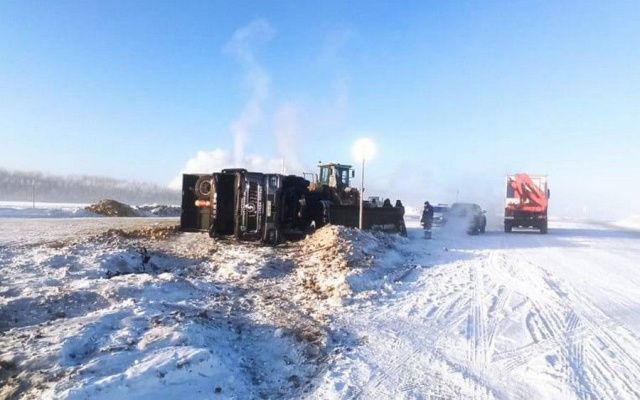 На переправе в Якутии опрокинулся большегруз, водитель госпитализирован