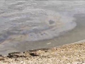 Жители Олекминска сообщают о запахе нефти и пятнах на реке Лена!