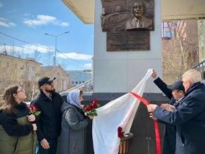 В Якутске открыли мемориальную доску Владимиру Членову