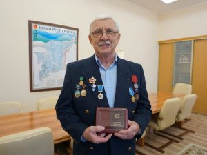 Айсен Николаев наградил жителя Коми, спасшего самолет из Якутии на заброшенном аэродроме