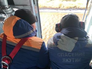 Вертолет МЧС исследовал 420 кв. км акватории Лены в поисках трех пропавших рыбаков