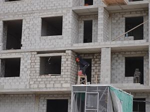 Евгений Григорьев осмотрел строительство дома для маневренного фонда