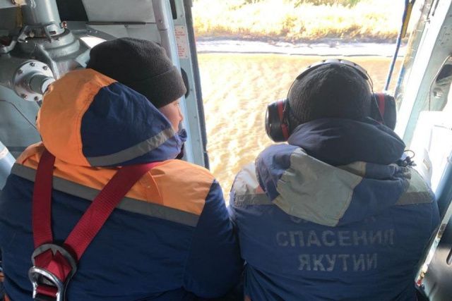 Вертолет МЧС исследовал 420 кв. км акватории Лены в поисках трех пропавших рыбаков