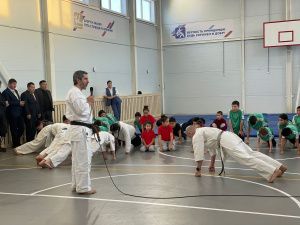 Трехкратный чемпион мира Хаид Мантаев провел мастер-класс для юных каратистов Якутии