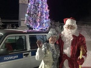 В Якутии полицейские вышли на дежурство в костюмах Деда Мороза